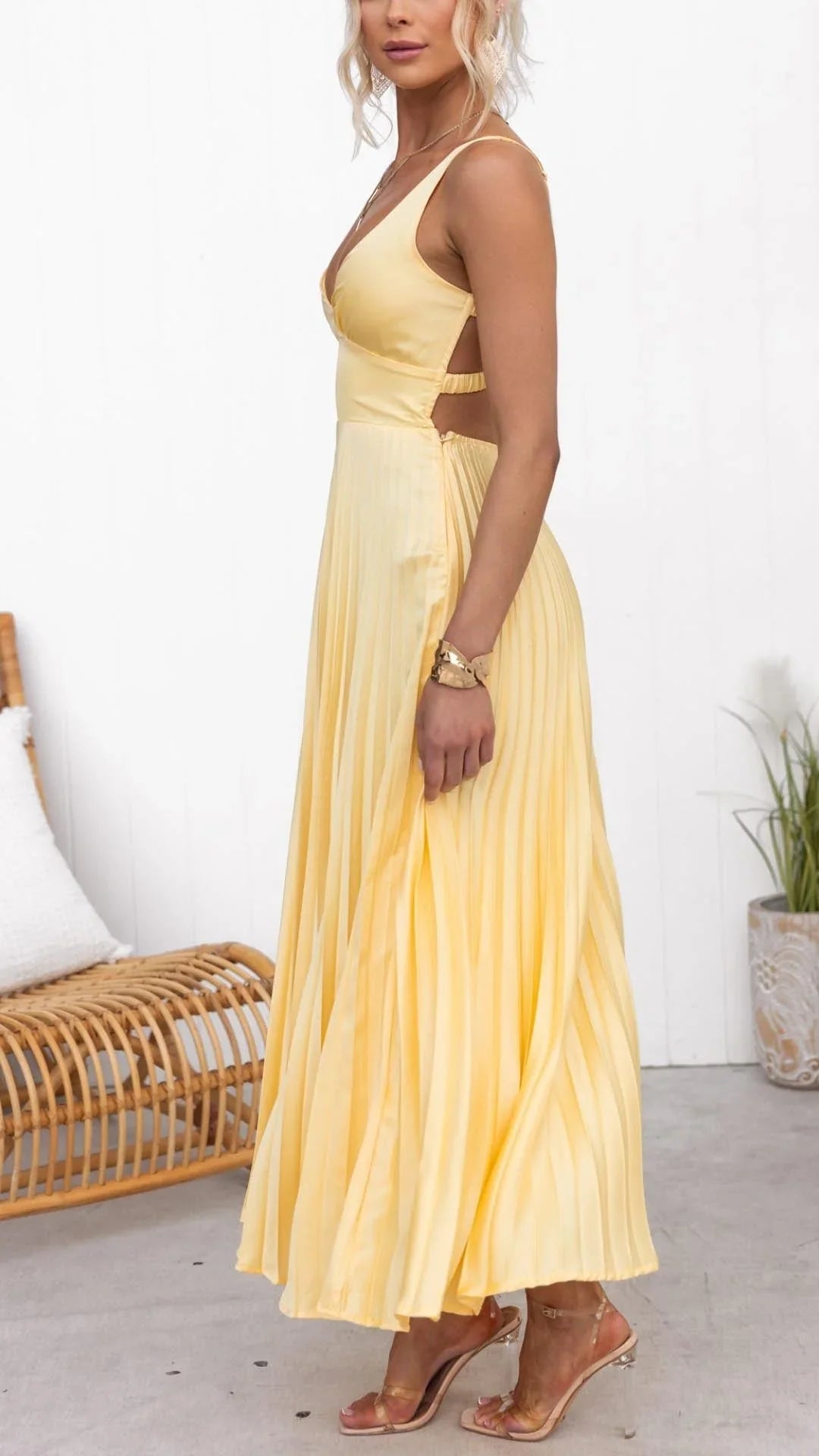 Aby – Yellow Pleated V-Neck Maxi Dress